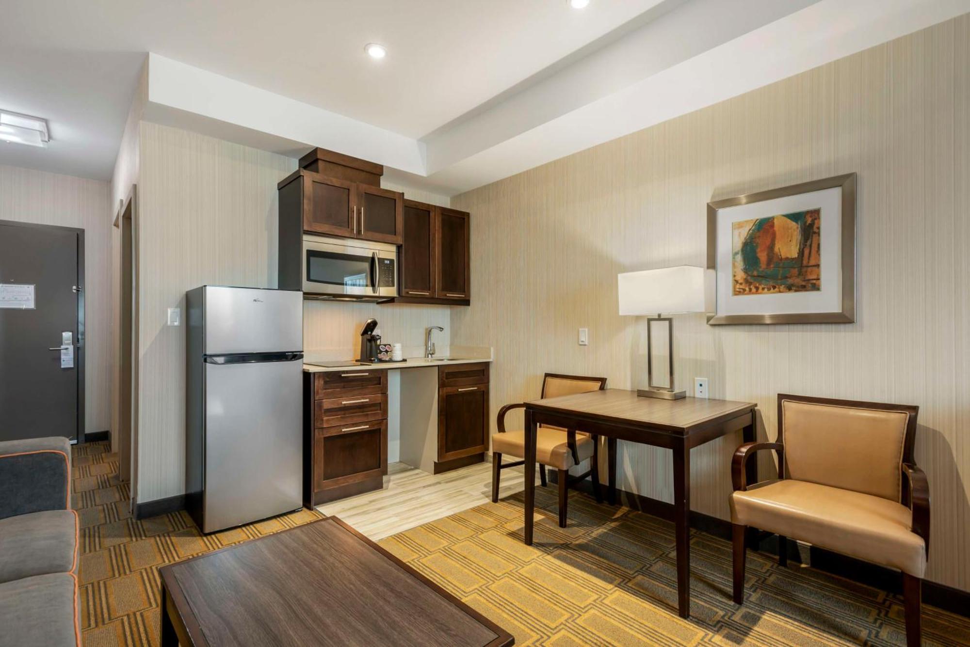 Best Western Plus Chateau Fort St. John Exterior foto